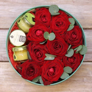 Розы с баночками мёда в круглой коробке