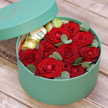 Розы с баночками мёда в круглой коробке