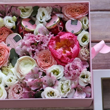 Цветы с баночками мёда в коробочке