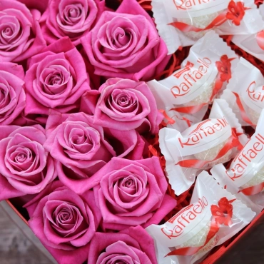 Розы и рафаэлло в коробке в форме сердца