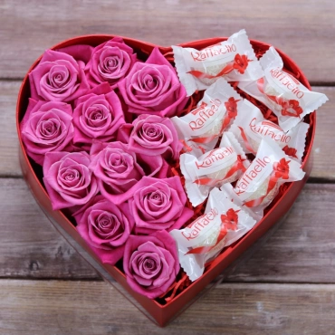 Розы и рафаэлло в коробке в форме сердца