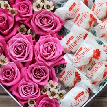 Сердце из роз и рафаэлло в коробке