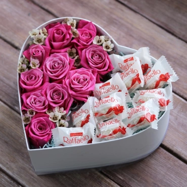 Сердце из роз и рафаэлло в коробке