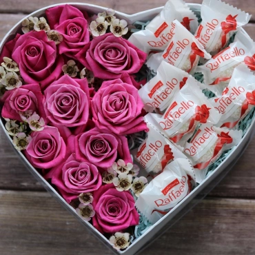 Сердце из роз и рафаэлло в коробке