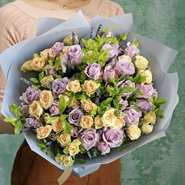 Букет из кустовых роз с лавандой