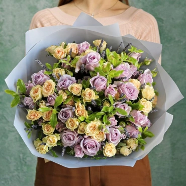 Букет из кустовых роз с лавандой