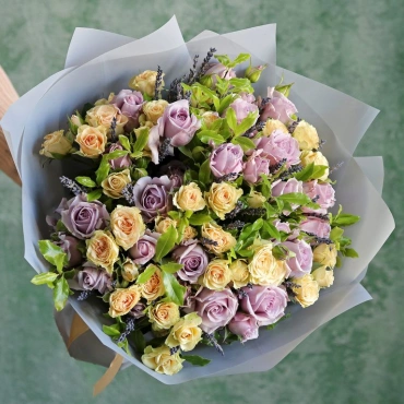 Букет из кустовых роз с лавандой