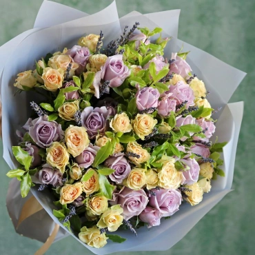 Букет из кустовых роз с лавандой