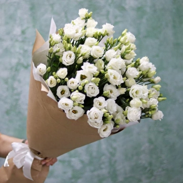 Белая эустома в букете