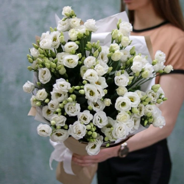 Белая эустома в букете