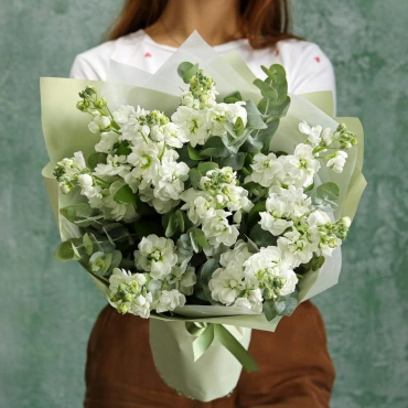 Белая маттиола с эвкалиптом в букете