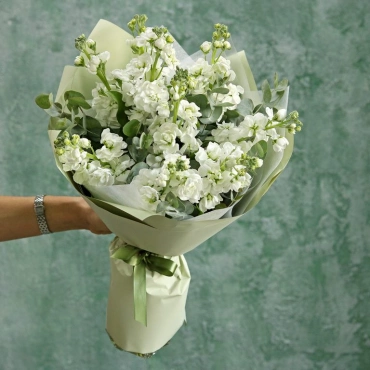 Белая маттиола с эвкалиптом в букете