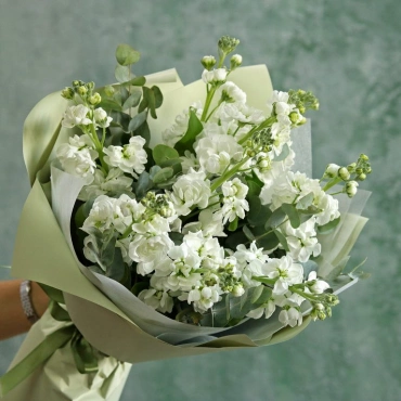 Белая маттиола с эвкалиптом в букете