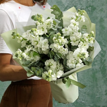 Белая маттиола с эвкалиптом в букете