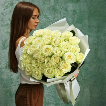 Букет из белых роз 80 см.