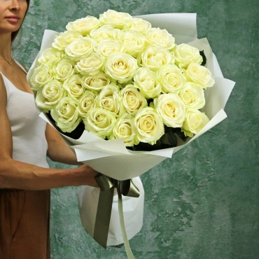 Букет из белых роз 80 см.