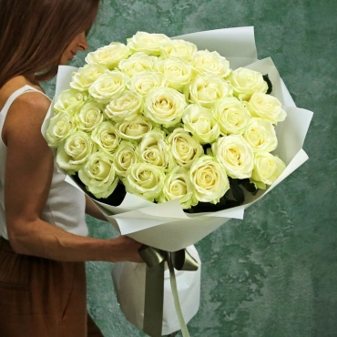 Букет из белых роз 80 см.
