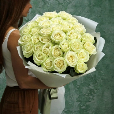 Букет из белых роз 80 см.