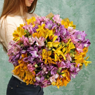 Букет из желтой и фиолетовой альстромерии