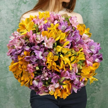 Букет из желтой и фиолетовой альстромерии