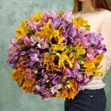 Букет из желтой и фиолетовой альстромерии