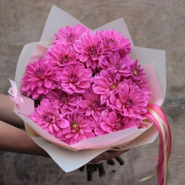 Розовые георгины букет