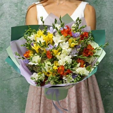 Букет из фрезии разноцветной