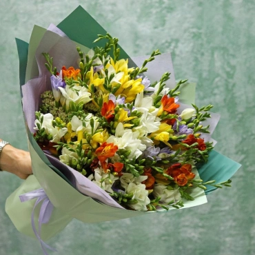Букет из фрезии разноцветной