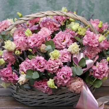 Корзина с эустомой