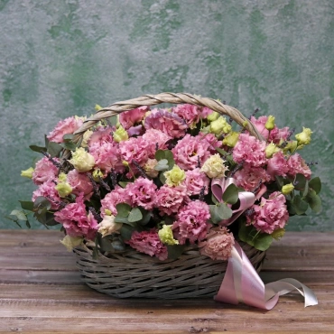 Корзина с эустомой