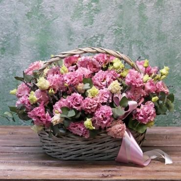 Корзина с эустомой