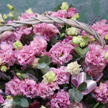 Корзина с эустомой