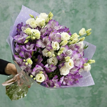 Букет из эустомы и альстромерии