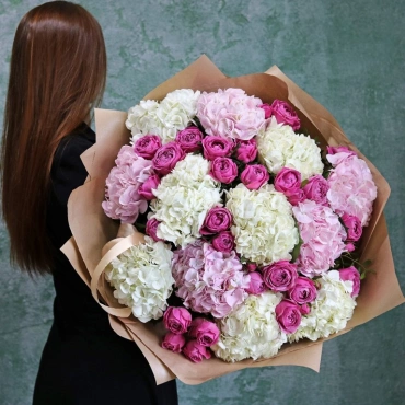 Букет из гортензий и пионовидных роз