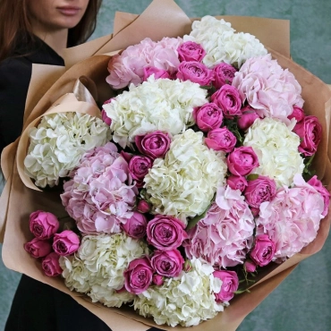 Букет из гортензий и пионовидных роз