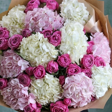 Букет из гортензий и пионовидных роз