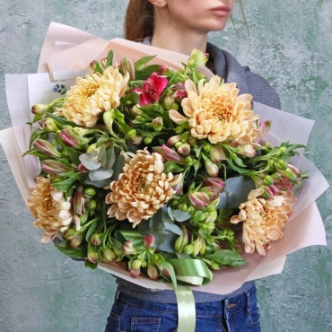Букет из хризантем и альстромерии