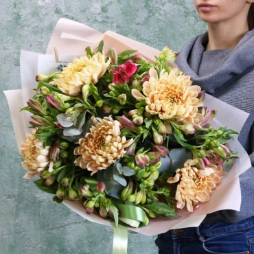 Букет из хризантем и альстромерии