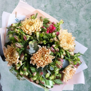 Букет из хризантем и альстромерии