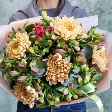 Букет из хризантем и альстромерии