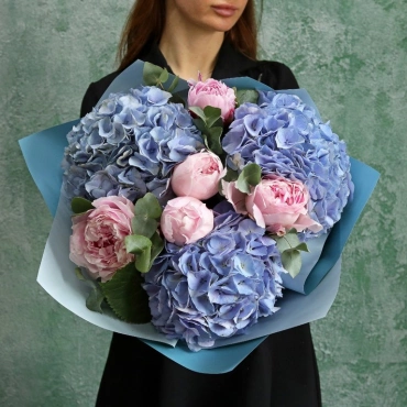 Букет из пионов и гортензии