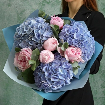 Букет из пионов и гортензии