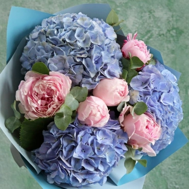 Букет из пионов и гортензии