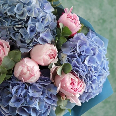 Букет из пионов и гортензии
