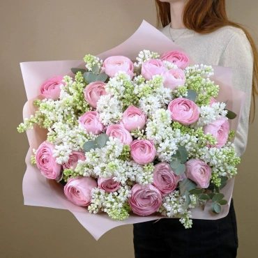 Букет из ранункулюсов и сирени