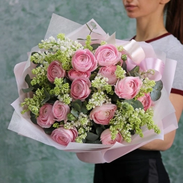 Букет из ранункулюсов и сирени