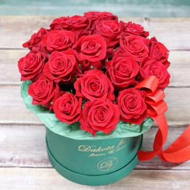 Алые розы в изумрудной коробочке