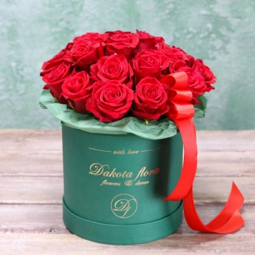 Алые розы в изумрудной коробочке