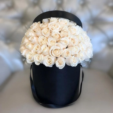 Бежевые розы в коробке