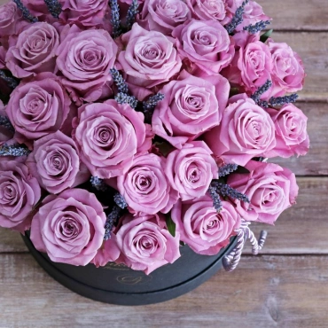 Фиолетовые розы в коробке